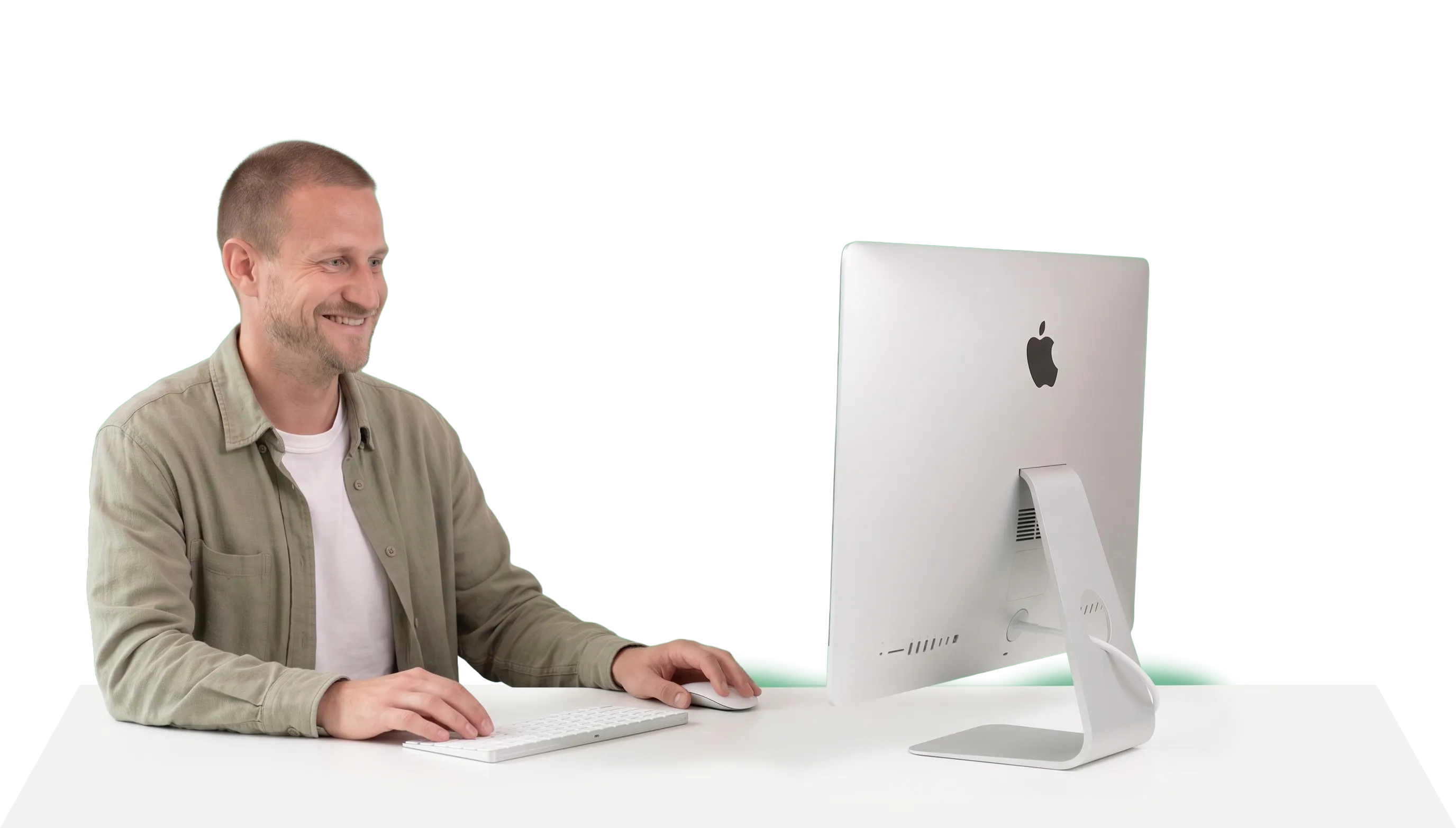 Ein Sidekick arbeitet am iMac an einem Automations-Setup.